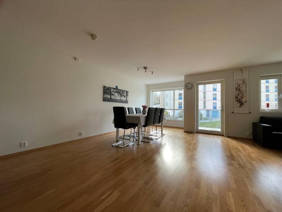 3 Sleeping Rooms For 82M2 Which Direct Traffic To Airport And City Center Bergen Kültér fotó