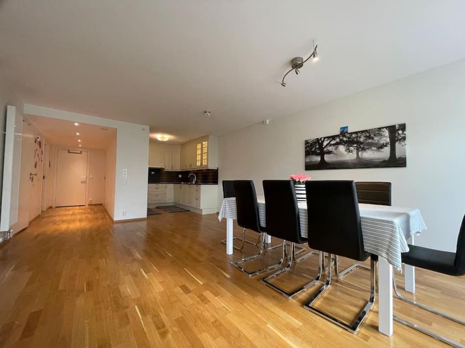 3 Sleeping Rooms For 82M2 Which Direct Traffic To Airport And City Center Bergen Kültér fotó